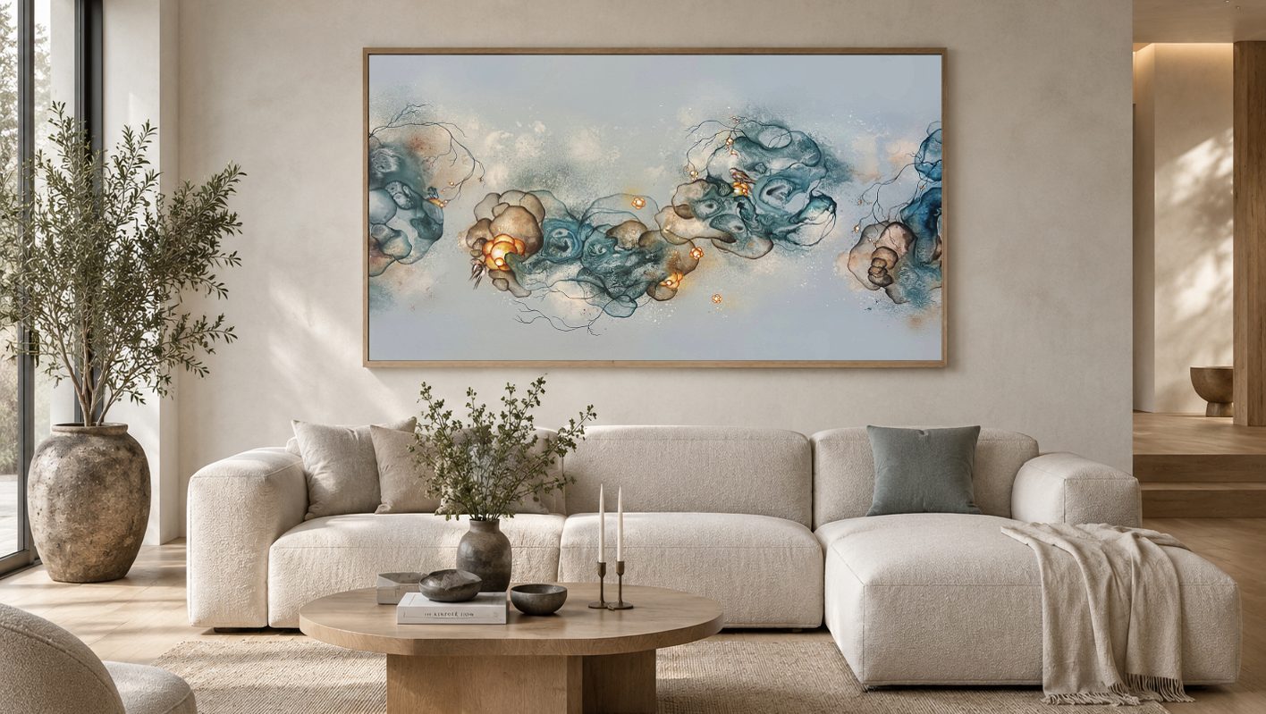 Malerier til salg. Stort blåt maleri i stue over sofa af kunstner Rikke Darling