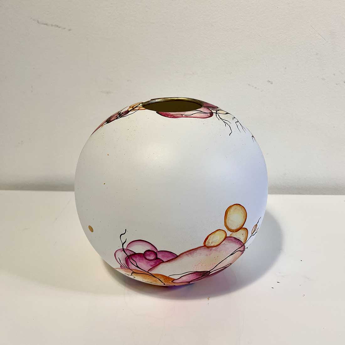 Rund hvid vase med abstrakt kunst. Blomstervase. 20 cm. 