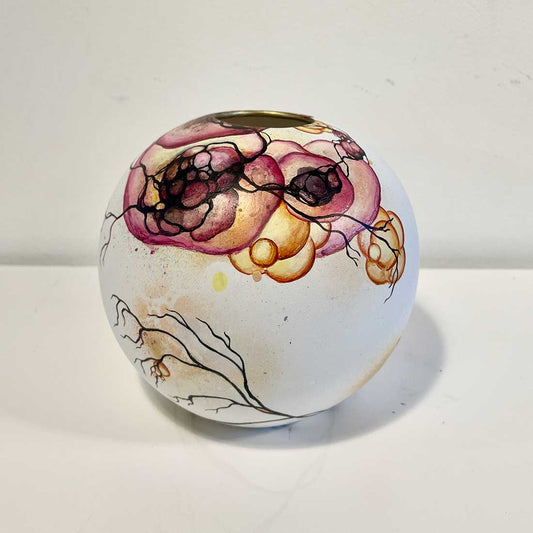 Rund hvid vase med abstrakt kunst. Blomstervase. 20 cm.