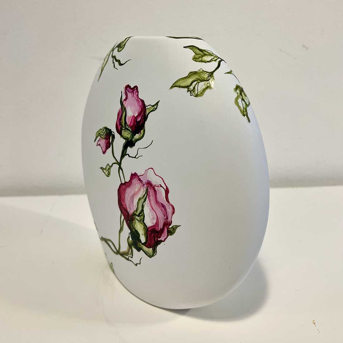 Flad hvis vase med blomster af kunstner Rikke Darling