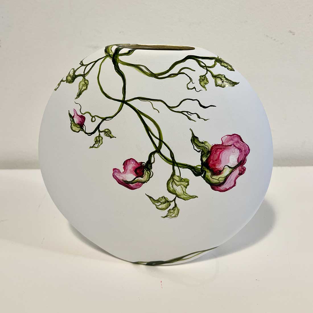 Flad hvis vase med blomster af kunstner Rikke Darling