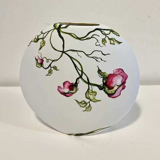 Flad hvis vase med blomster af kunstner Rikke Darling