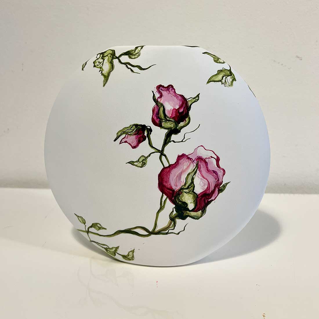 Flad hvis vase med blomster af kunstner Rikke Darling