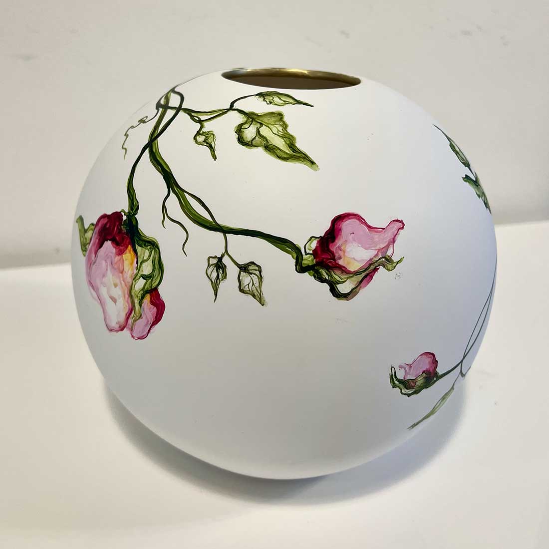 Hvid vase med blomster