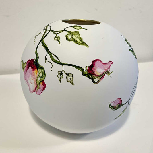 Hvid vase med blomster