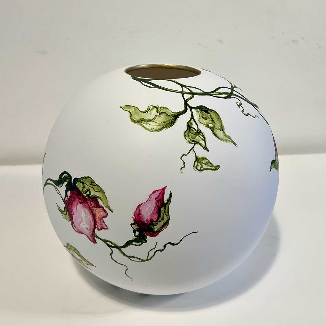 Hvid vase med blomster