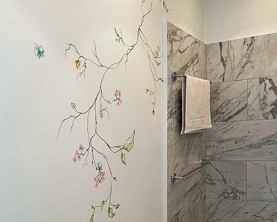Indretning af lyst moderne badeværelse med hvide vægge med botanisk vægmaleri af kunstner Rikke Darling. 