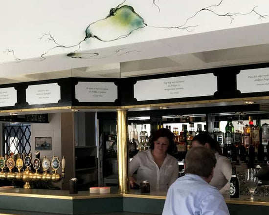 Abstrakt vægmaleri på Pub i engelsk stil. Indretning med vægmalerier i baren. 