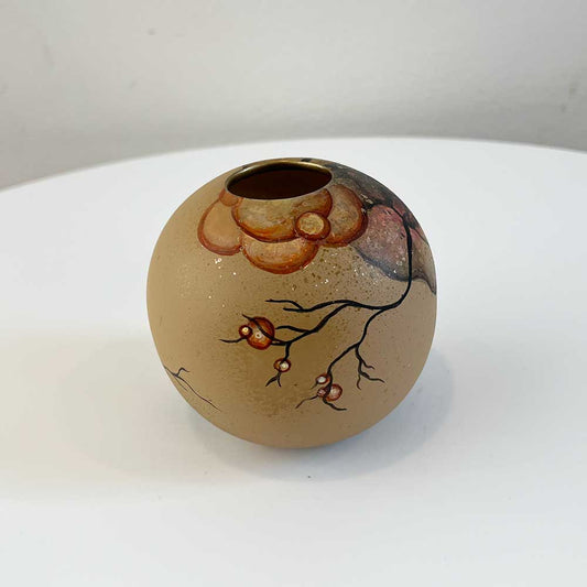 Vase med abstrakt kunst af Rikke Darling