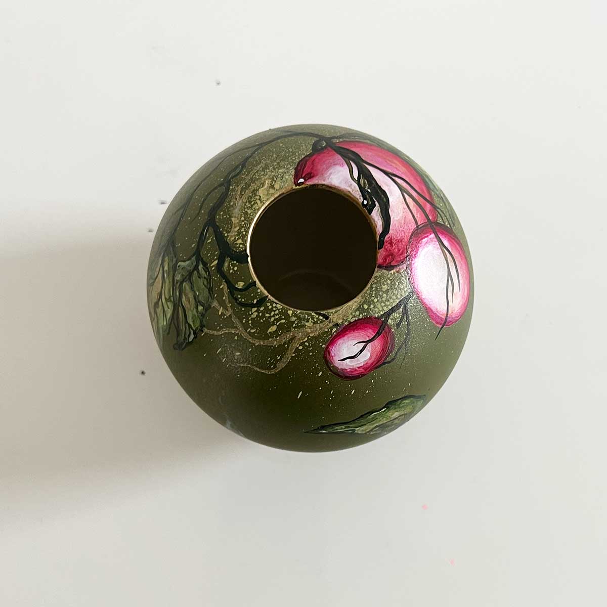 Grøn vase af kunstner Rikke Darling håndmalet