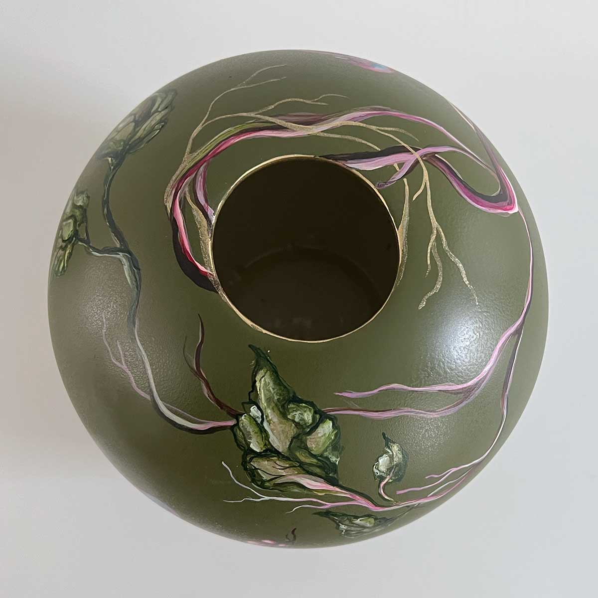 Grøn vase af kunstner Rikke Darling håndmalet