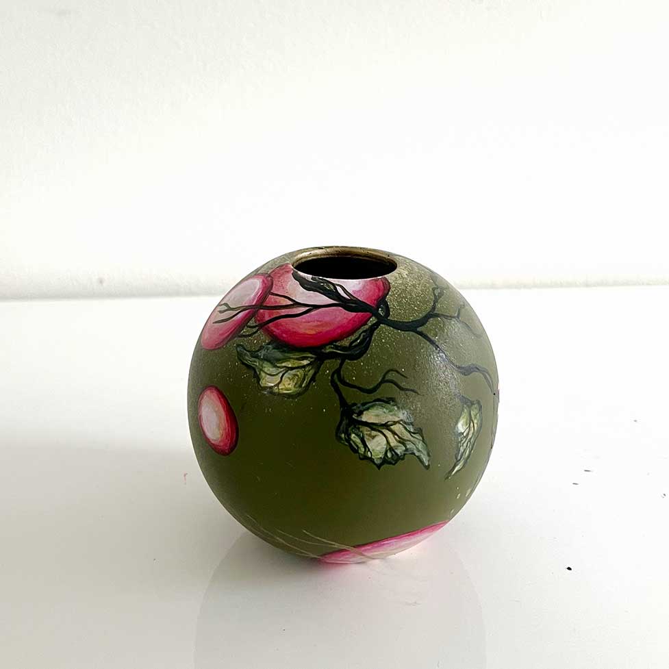 Grøn vase af kunstner Rikke Darling håndmalet