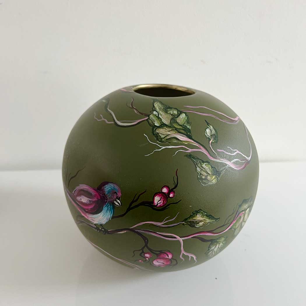 Grøn vase af kunstner Rikke Darling håndmalet