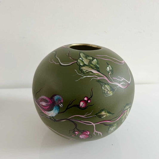 Grøn vase af kunstner Rikke Darling håndmalet