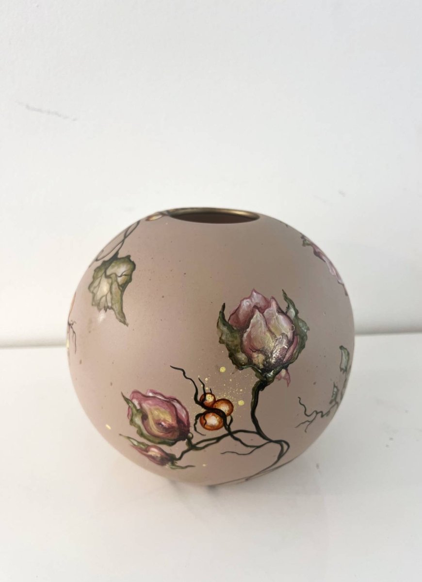 Håndmalet vase med blomster til salg af Rikke Darling – 20 cm