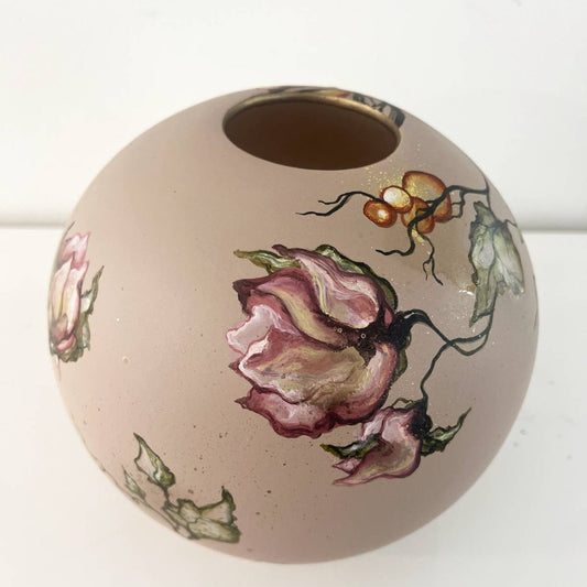 Unik håndmalet vase med store blomster til salg af Rikke Darling – 20 cm