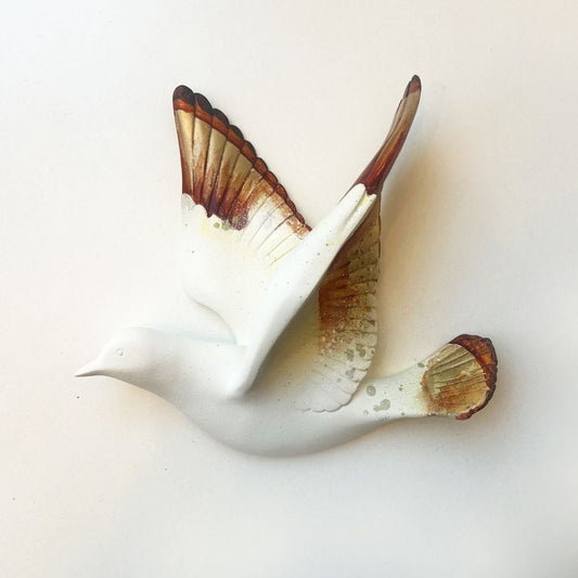 Fugl på væggen som vægskulptur i orange og guld af kunstner Rikke Darling