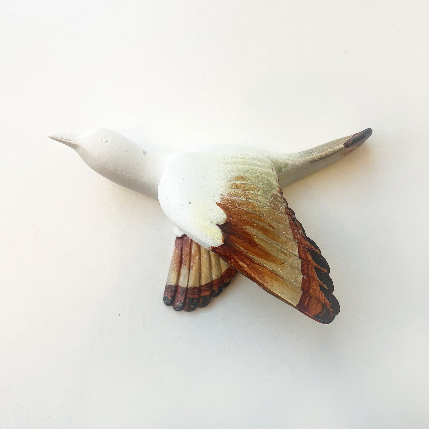 Fugle på væggen som vægskulptur i orange og guld af kunstner Rikke Darling