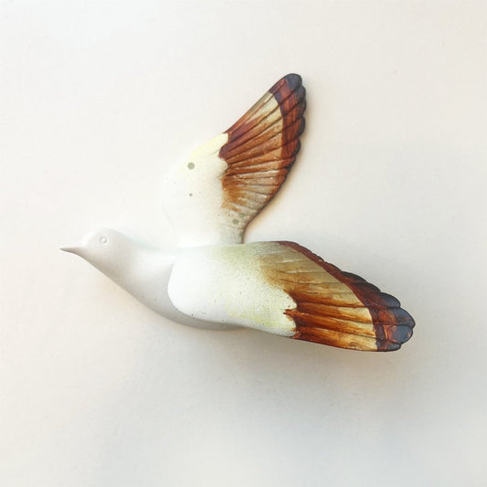 Fugl på væggen som vægskulptur i orange og guld af kunstner Rikke Darling