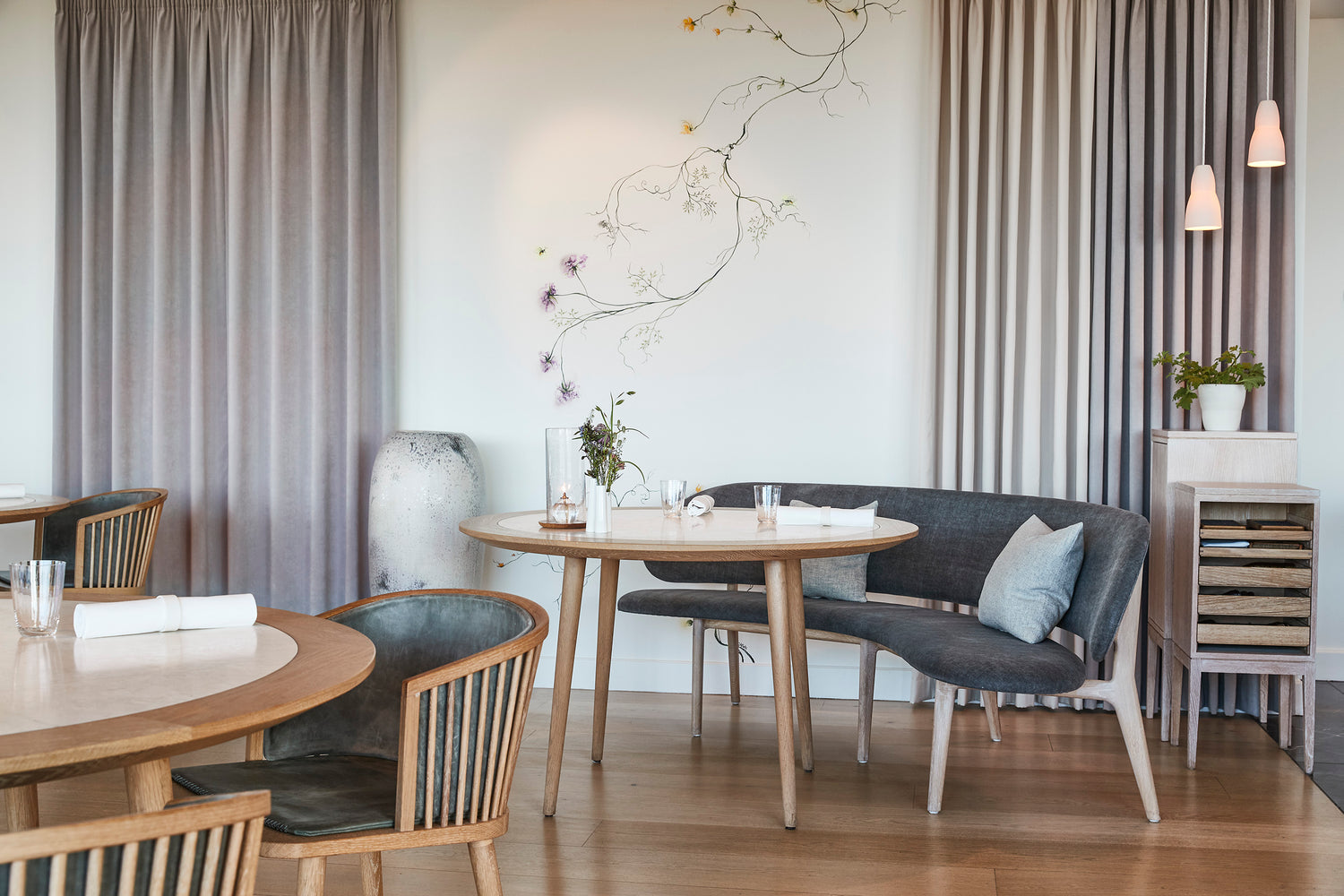 Vægmalerier med blomster på restaurant Geranium i København. Moderne botanisk kunst af kunstner Rikke Darling.