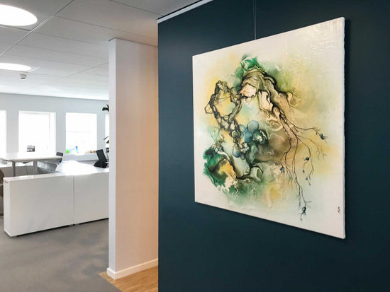 Stort maleri til reception i klinik. Indretning af lægeklinik med biologisk kunst af kunstner Rikke Darling
