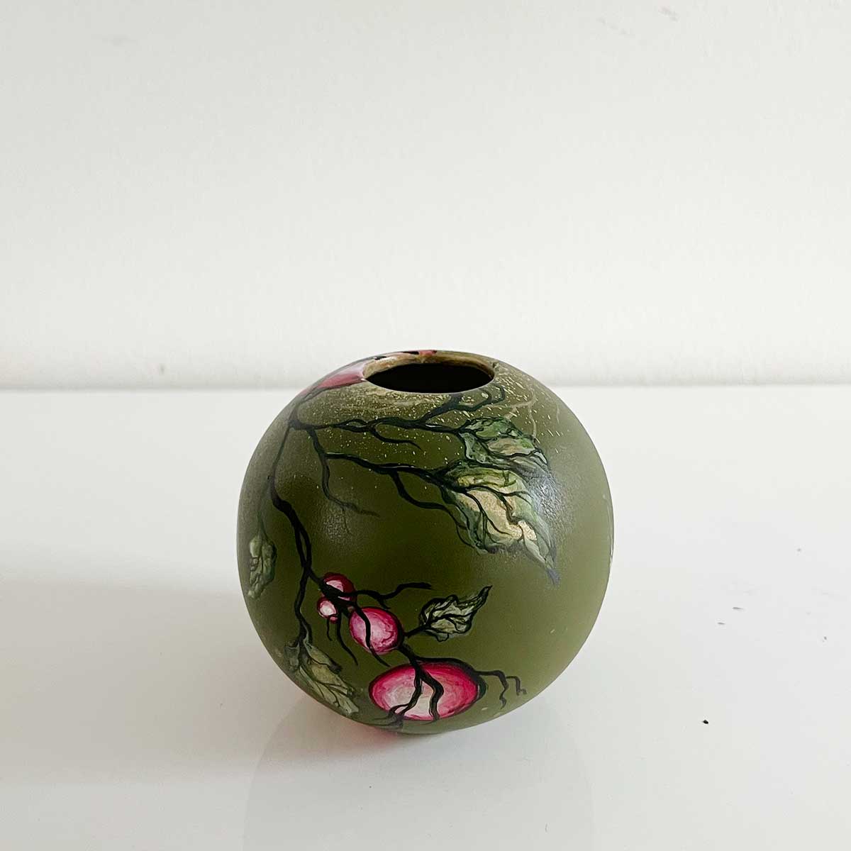 Grøn vase af kunstner Rikke Darling håndmalet