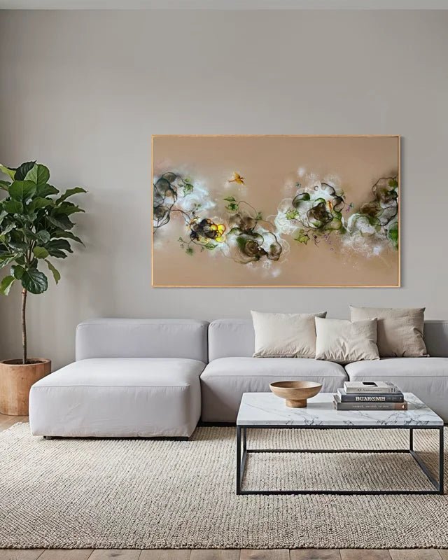 Stort varmt brunt abstrakt maleri 110x180 cm over sofa i skandinavisk stue med træelementer af Rikke Darling