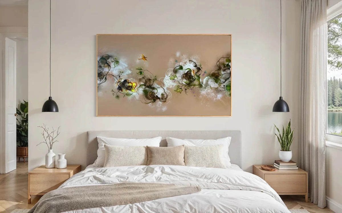 Eventyrligt abstrakt maleri med sommerfugle og botaniske elementer 110x180 cm i et soveværelse med nordisk indretning af Rikke Darling