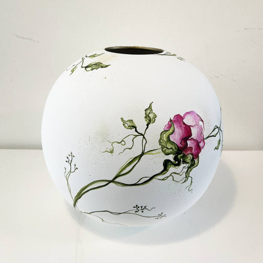 Stor hvid vase med blomster