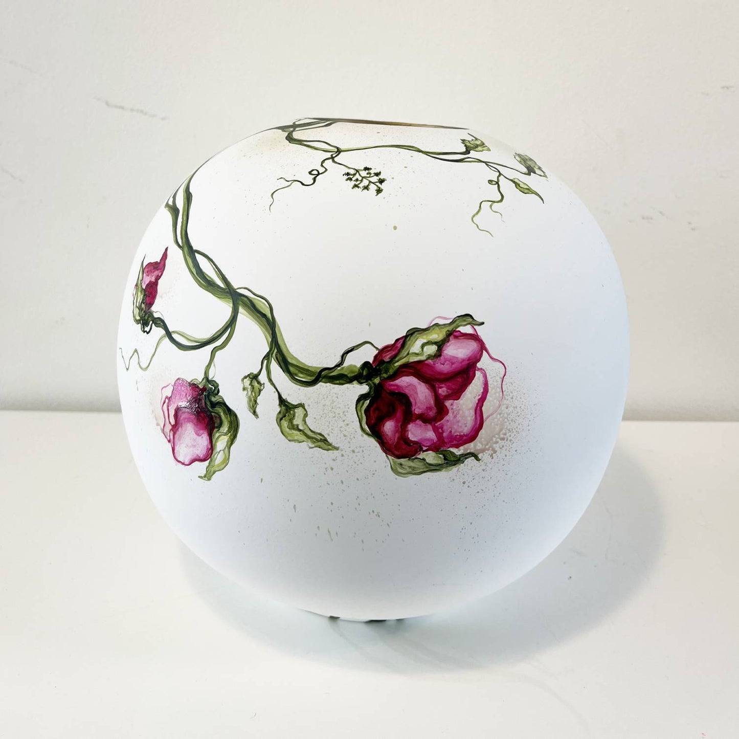 Stor hvid vase med blomster