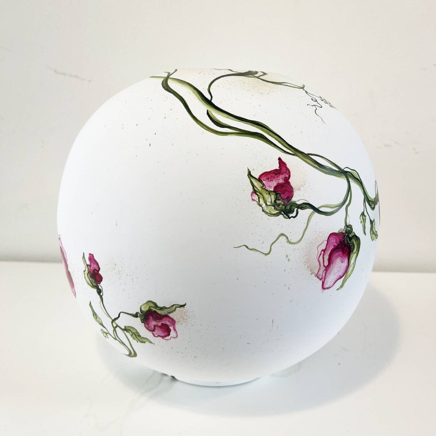 Stor hvid vase med blomster
