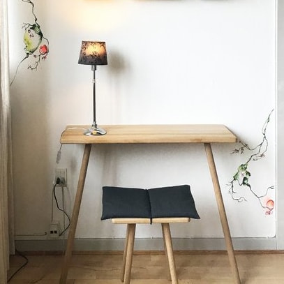 Vægmaleri i stue af kunstner Rikke Darling